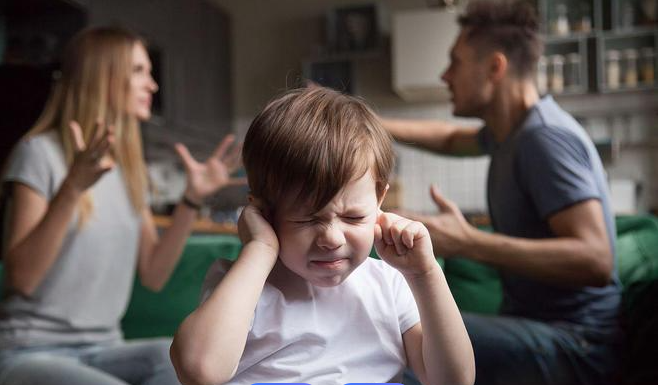 《从“皮实”到“脆弱”：过去与现代孩子面对打骂的不同境遇》